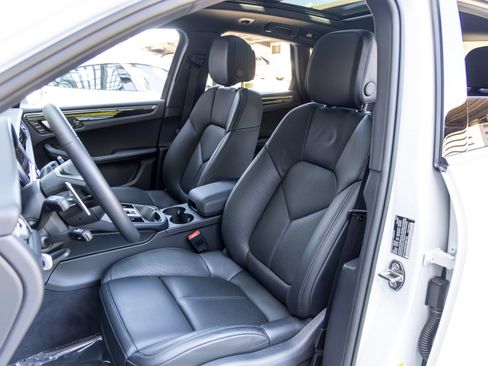 Certified 2026 Porsche Macan AWD/4WD image 5
