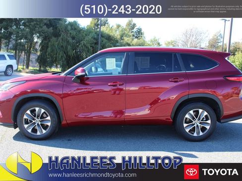 Used 2023 Toyota Highlander XLE image 2