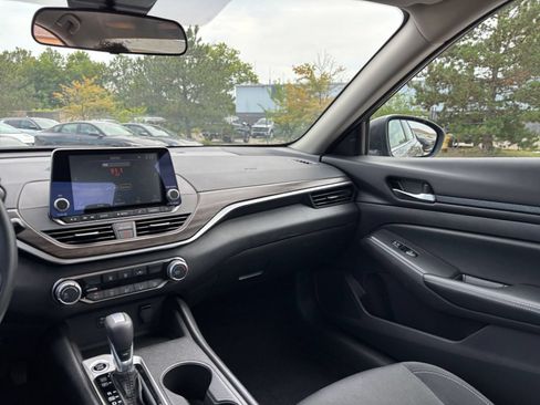 Used 2025 Nissan Altima 2.5 SV FWD image 34