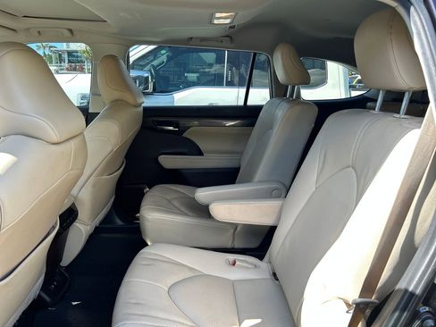 Used 2020 Toyota Highlander Limited image 14