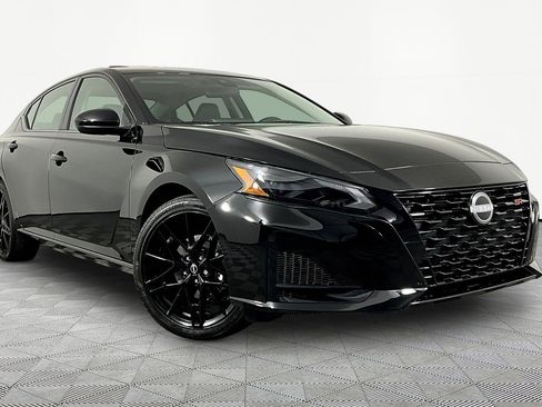 New 2026 Nissan Altima 2.5 SR w/ SR Midnight Edition Package FWD image 3