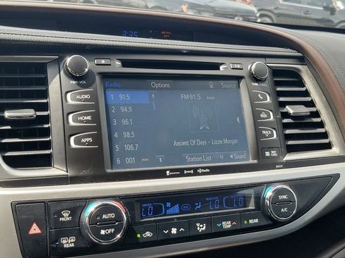 Used 2018 Toyota Highlander XLE AWD/4WD image 21