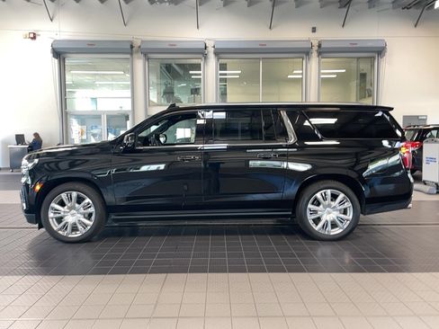 Used 2024 Chevrolet Suburban High Country image 3