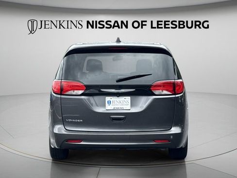 Used 2022 Chrysler Voyager LX FWD image 9