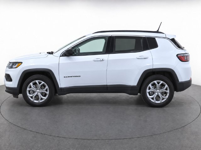 Used 2024 Jeep Compass Latitude AWD/4WD image 5