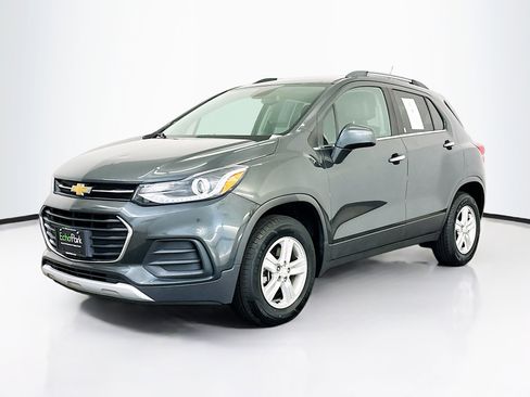 Used 2017 Chevrolet Trax LT w/ LT Convenience Package AWD/4WD image 3