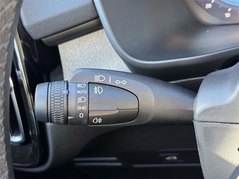 Certified 2025 Volvo XC40 B5 Plus image 21