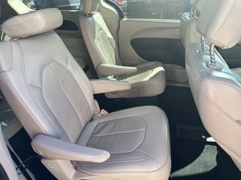 Used 2018 Chrysler Pacifica Touring-L image 28