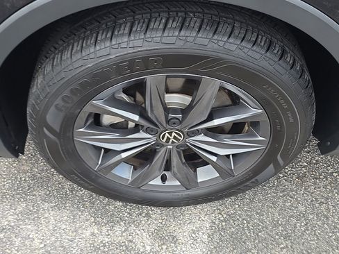 Used 2023 Volkswagen Tiguan SE image 9