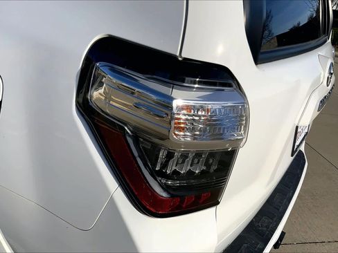 Used 2021 Toyota 4Runner SR5 Premium image 28