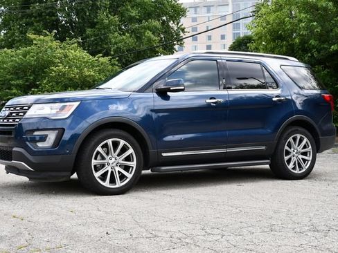 Used 2017 Ford Explorer Limited w/ Equipment Group 301A AWD/4WD image 3