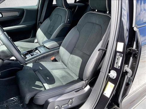 Used 2024 Volvo XC40 B5 Plus image 27