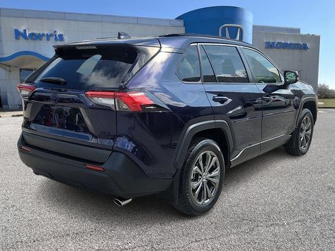 Used 2022 Toyota RAV4 XLE Premium AWD/4WD image 4