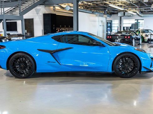 Used 2024 Chevrolet Corvette Z06 w/ Z07 Performance Package RWD image 7