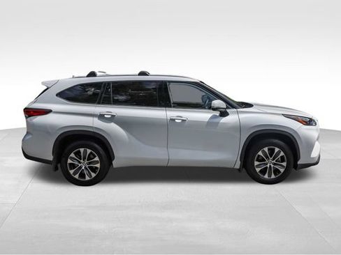 Used 2022 Toyota Highlander XLE AWD/4WD image 4
