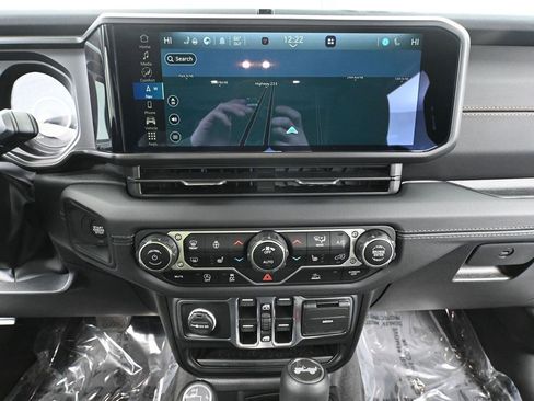 Used 2025 Jeep Wrangler Unlimited Sahara w/ Technology Group AWD/4WD image 32