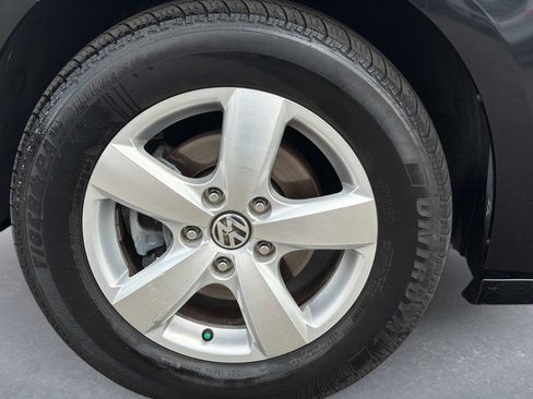 Used 2011 Volkswagen Routan SE FWD image 9