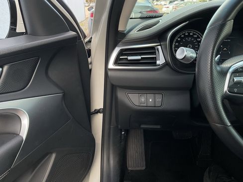 Used 2025 Genesis G70 2.5T image 23