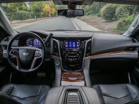 Used 2018 Cadillac Escalade 2WD image 17