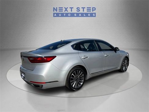 Used 2017 Kia Cadenza Premium image 8