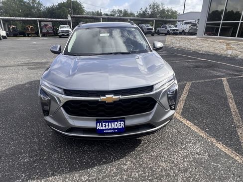 Used 2025 Chevrolet Trax LT FWD image 2