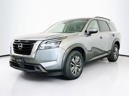 Used 2025 Nissan Pathfinder SV image 3
