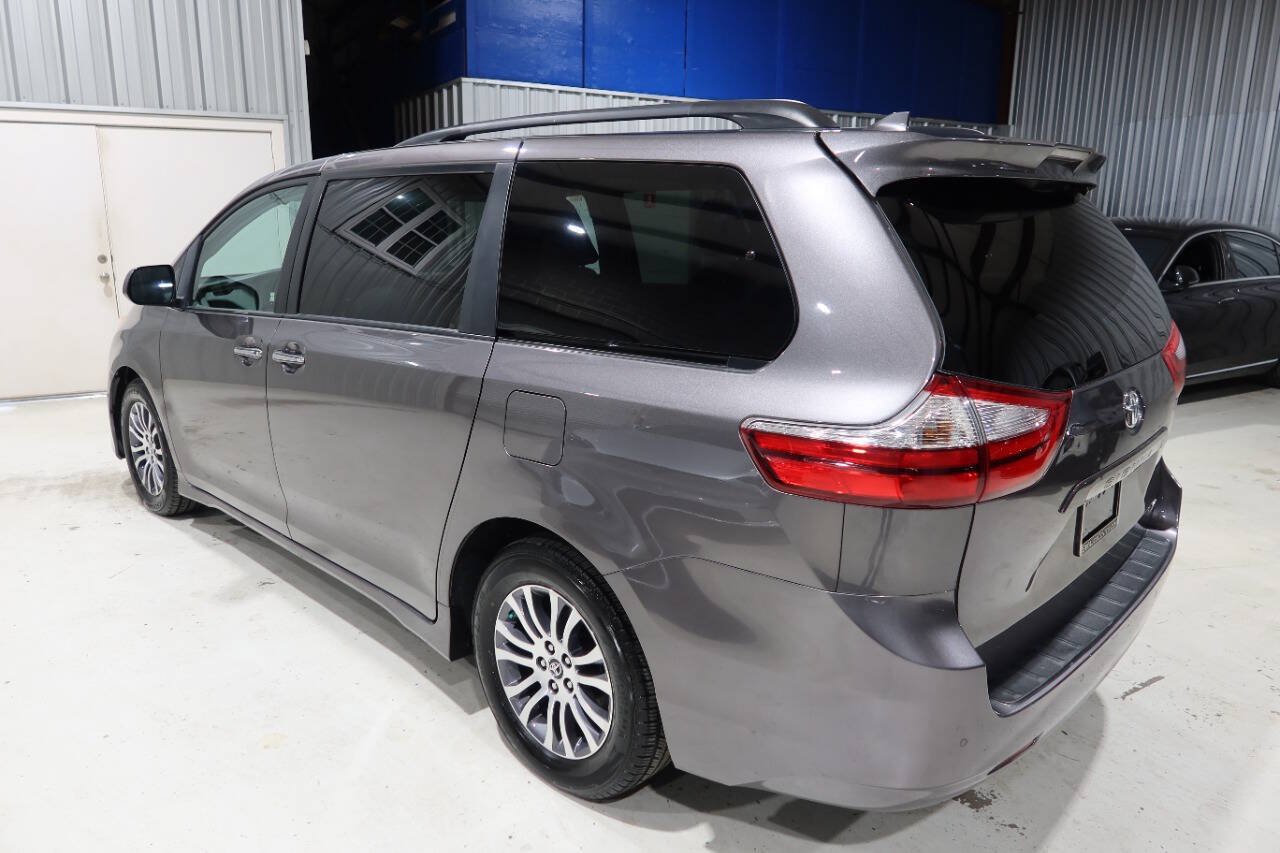Used 2019 Toyota Sienna XLE w/ XLE Navigation Package FWD image 3