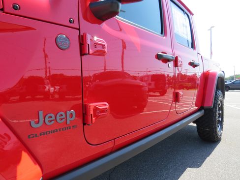 New 2025 Jeep Gladiator Rubicon image 16