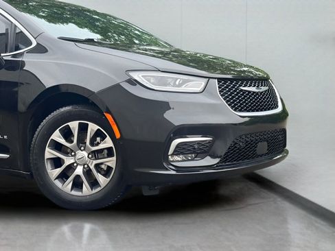 Used 2023 Chrysler Pacifica Pinnacle FWD image 3