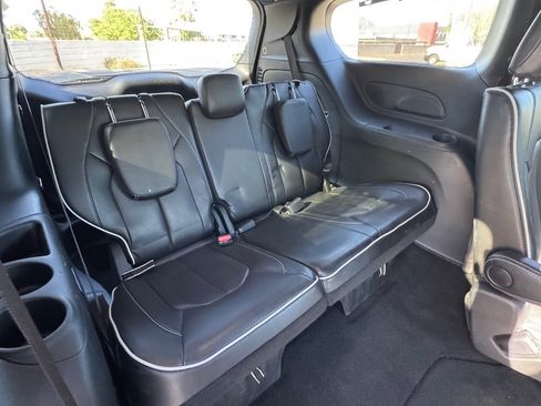 Used 2025 Chrysler Pacifica Limited FWD image 10