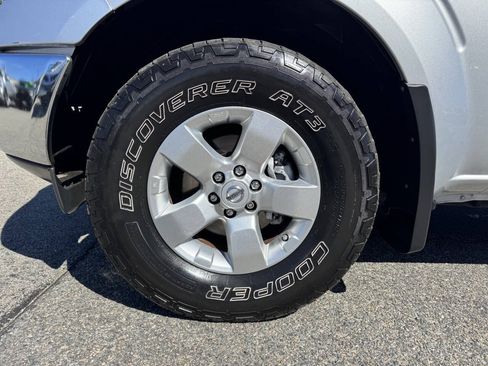 Used 2011 Nissan Frontier SV AWD/4WD image 4