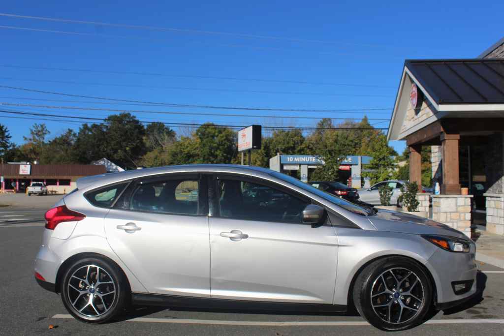 Used 2017 Ford Focus SEL FWD image 4