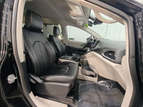 Used 2024 Chrysler Pacifica Touring-L image 23