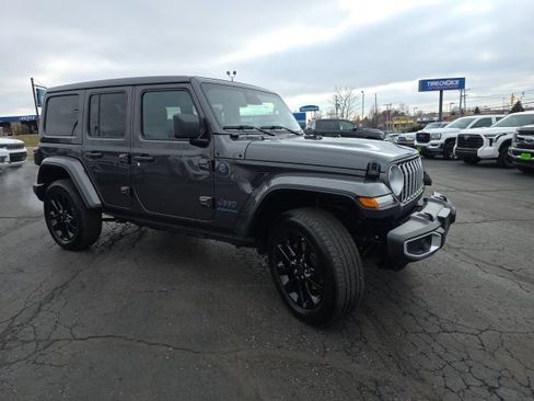 Used 2025 Jeep Wrangler Unlimited Sahara w/ Safety Group AWD/4WD image 8