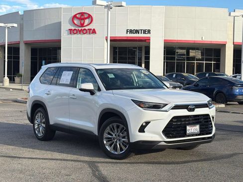 Used 2025 Toyota Grand Highlander AWD image 1