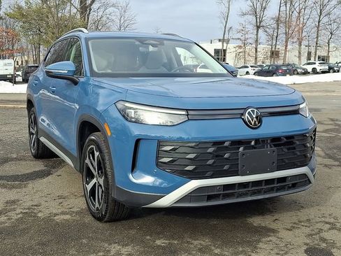 Certified 2025 Volkswagen Tiguan SE w/ Panoramic Sunroof Package image 2