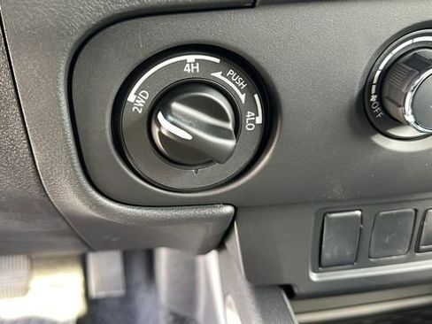 Certified 2025 Nissan Frontier SV image 35