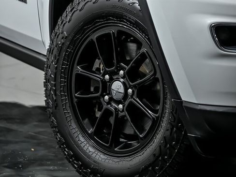 Used 2019 Jeep Grand Cherokee Laredo AWD/4WD image 3