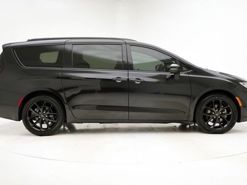Used 2023 Chrysler Pacifica Touring-L w/ S Appearance Package image 3