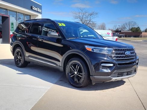 Used 2020 Ford Explorer XLT w/ Equipment Group 202A image 12