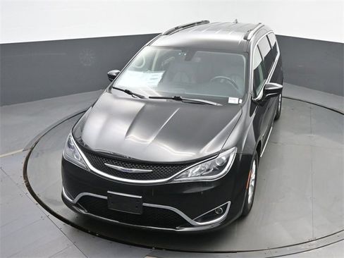 Used 2019 Chrysler Pacifica Touring-L image 38