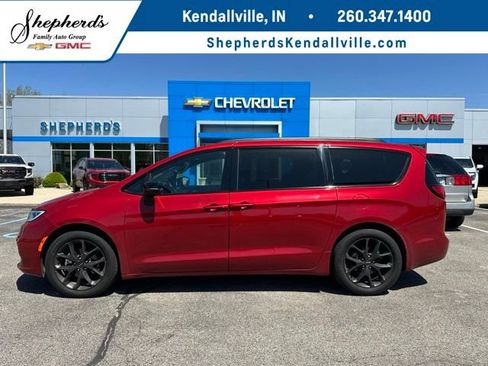 Used 2025 Chrysler Pacifica Limited FWD image 1