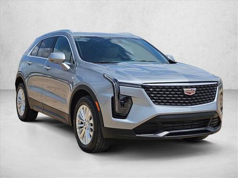 Used 2024 Cadillac XT4 Luxury w/ Cold Weather Package FWD image 3