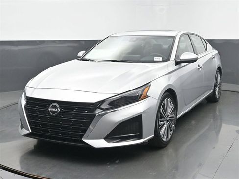 Used 2023 Nissan Altima 2.5 SL image 1