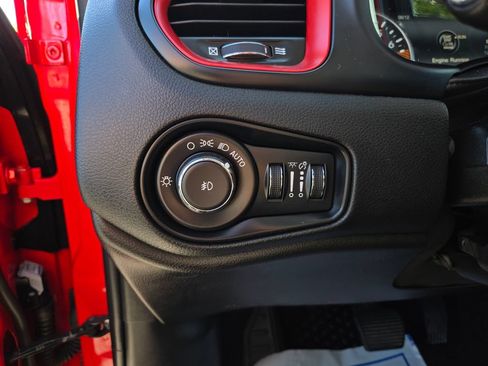 Used 2022 Jeep Renegade Trailhawk AWD/4WD image 14