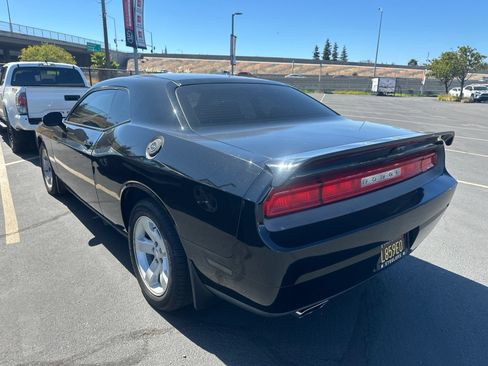 Used 2014 Dodge Challenger SXT RWD image 3