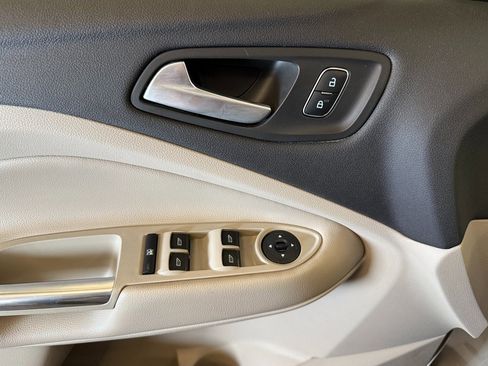 Used 2018 Ford Escape SE image 18