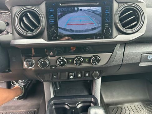 Used 2018 Toyota Tacoma TRD Sport AWD/4WD image 22