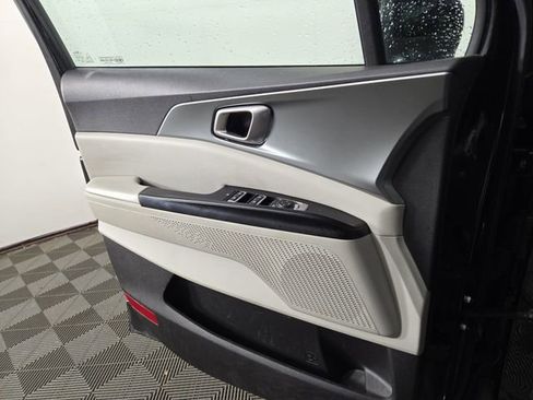 Used 2022 Kia Carnival LX image 29