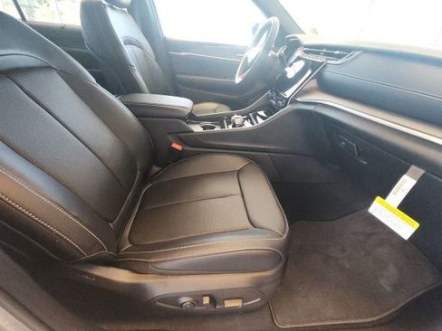 New 2025 Jeep Grand Cherokee L Limited w/ Luxury Tech Group II image 25